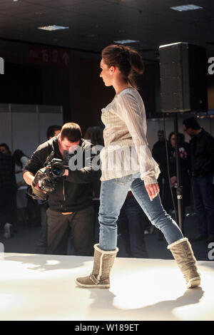 Bukarest, Rumänien - 4. März 2010: Frau posiert auf der Bühne fashion show an Adrian Mutu Präsentation. Stockfoto