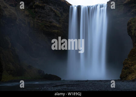Ansicht der Skogafoss wterfall im südlichen Island in der Dämmerung Stockfoto