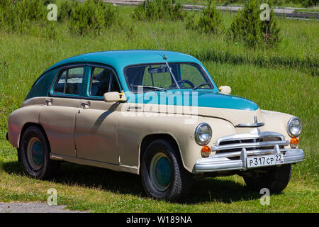 Altai, Russland - 05.09.2019: Vorderansicht des double Grün und Beige alte russische Auto in der Sowjetunion Schwarz GAZ M20 Pobeda Sieg freigegeben Stockfoto