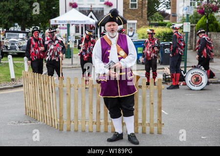 Datchet, UK. 30 Juni, 2019. Chris Brown, offizielle Stadtausrufer des Royal Borough of Windsor und Maidenhead, verkündet eine Leistung durch Datchet Grenze Stockfoto