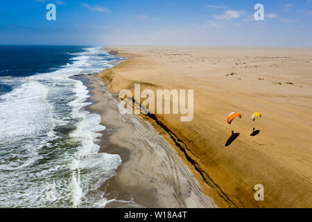 Paragliding an der Düne in der Nähe von Henties Bay, Henties Bay, Namibia Stockfoto