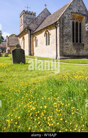 St. Peters Kirche aus dem 12. Jahrhundert in der Cotswold Village von Farmington, Gloucestershire, Großbritannien Stockfoto