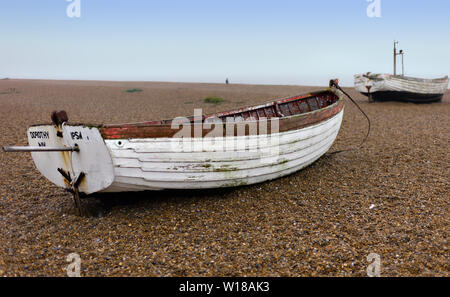 Die traditionelle Fischerei Ruderboote auf der Kiesstrand in Aldeburgh Stockfoto