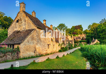 Reihe der 600 Jahre alten englischen Cotswolds Stone Cottages. Arlington Row, Bibury, Gloucestershire, England, UK. Stockfoto