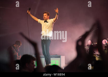 Die Kaiser Chiefs Band live auf der Bühne Streitkräfte Tag AFD Salisbury Juni 2019 Stockfoto