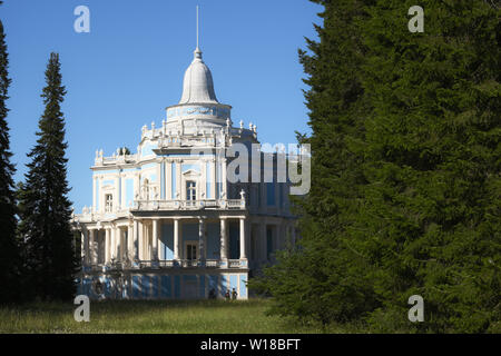 Katalnaya Gorka-Pavillon in Oranienbaum, St. Petersburg, Russland. Es ist ein Teil des Komplexes aus dem 18. Jahrhundert "Russische Berge" Stockfoto