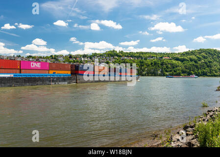 Koblenz, Deutschland - 1. Juni 2019. Zwei verbundene Lastkähne viel von Containern auf dem Rhein im Westen Deutschlands in Koblenz. Stockfoto