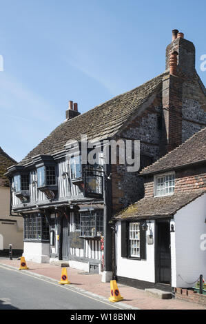 Schönen alten Gebäuden und Kneipen an der High Street in dem Dorf Alfriston in East Sussex Stockfoto