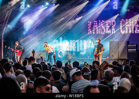 Die Kaiser Chiefs Band live auf der Bühne Streitkräfte Tag AFD Salisbury Juni 2019 Stockfoto