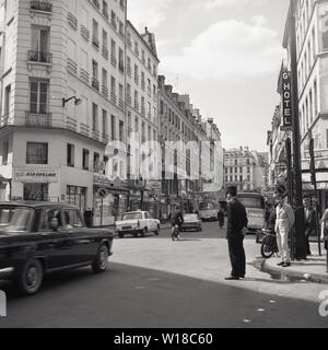 1960er, historisch, Paris, Frankreich, Straßenszene mit einem französischen Verkehrspolizisten, einem Mitglied der Police Nationale, der an der Straßenecke steht. Stockfoto