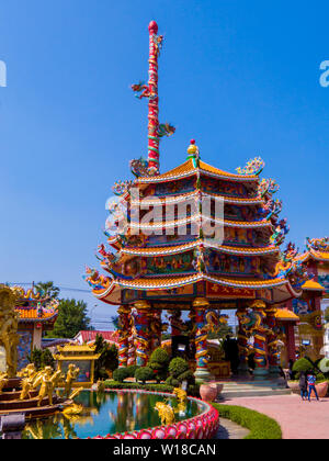 Wihan Thep Sathit Phra Ki Ti Chaloem (oder Red Dragon Chinese Temple), Chonburi, Pattaya, Thailand Stockfoto