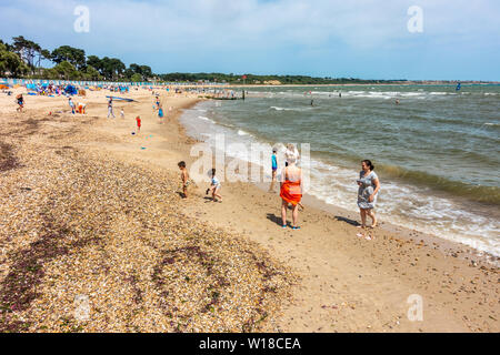 Avon Strand bei Mudeford, Christchurch, Dorset, Großbritannien. Eine gemischte Sand- und Kiesstrand an einem heißen Sommertag mit blauem Himmel. Stockfoto