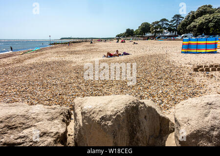 Ein Blick entlang einer ruhigen Abschnitt von Avon Strand bei Mudeford in Dorset, Großbritannien Stockfoto