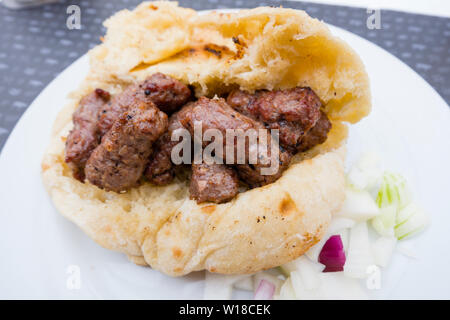 Cevapi, gegrilltes Fleisch und frische Zwiebel mit lepinja, Zagreb, Kroatien Stockfoto