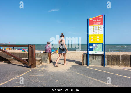 Eingang auf Avon Strand bei Mudeford, Christchurch in Dorest UK von einem Parkplatz. Eine Informationstafel gibt Hinweise über den Strand. Stockfoto