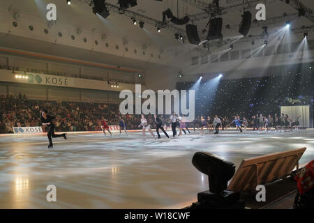 Nathan Chen von den Vereinigten Staaten, Front, und Skater durchführen, während der Eröffnung der Traum auf Eis 2019 an shinyokohama Skate Center in Kanagawa, Japan, am 28. Juni 2019. Credit: Kiyoshi Sakamoto/LBA/Alamy leben Nachrichten Stockfoto