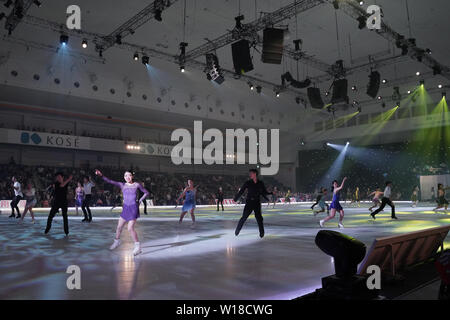 Rika Kihira von Japan, Front, und Skater durchführen, während der Eröffnung der Traum auf Eis 2019 an shinyokohama Skate Center in Kanagawa, Japan, am 28. Juni 2019. Credit: Kiyoshi Sakamoto/LBA/Alamy leben Nachrichten Stockfoto