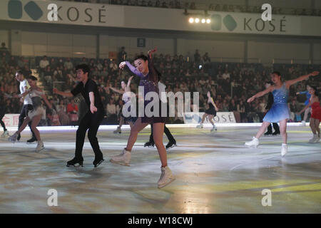 Rika Kihira von Japan, Front, und Skater durchführen, während der Eröffnung der Traum auf Eis 2019 an shinyokohama Skate Center in Kanagawa, Japan, am 28. Juni 2019. Credit: Kiyoshi Sakamoto/LBA/Alamy leben Nachrichten Stockfoto