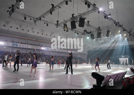 Rika Kihira von Japan, Front, und Skater durchführen, während der Eröffnung der Traum auf Eis 2019 an shinyokohama Skate Center in Kanagawa, Japan, am 28. Juni 2019. Credit: Kiyoshi Sakamoto/LBA/Alamy leben Nachrichten Stockfoto