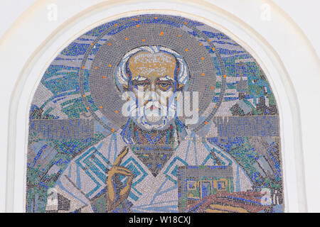 Mosaik Ikone von St. Nikolaus der Wonderworker an der Wand des Tempels Stockfoto