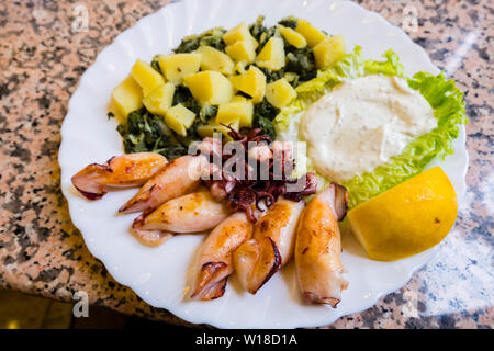 Grilleled Tintenfisch mit gekochten Kartoffeln und Spinat und Tartar Sauce, Zagreb, Kroatien Stockfoto