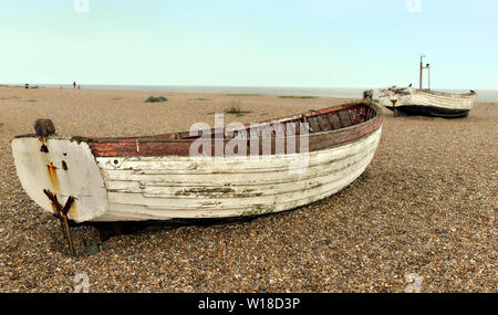 Rudern Fischerboote auf dem Kiesstrand in Aldeburgh Stockfoto