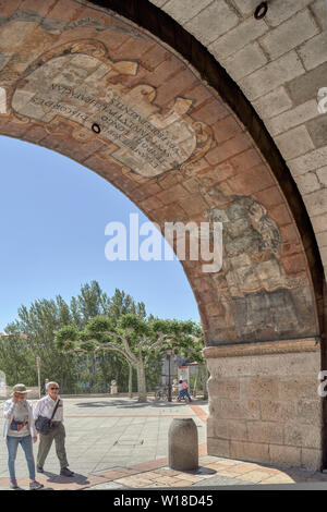 Lackierung und Beschriftung in der Arco Santa María, alte Tür der Mauer in der Stadt Burgos. National Monument und erklärt von kulturellem Interesse, Spa Stockfoto