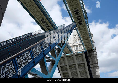Tower Bridge-Eröffnung Stockfoto