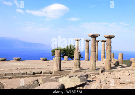 Antiken Säulen der Athene Tempel in Assos, Canakkale, Türkei Stockfoto