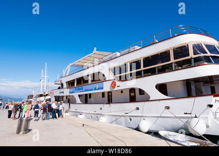 Tour Boot, Riva, Strandpromenade, Obala bana Berislavica, Altstadt, Trogir, Dalmatien, Kroatien Stockfoto