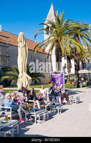 Riva, Strandpromenade, Obala bana Berislavica, Altstadt, Trogir, Dalmatien, Kroatien Stockfoto