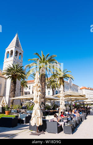 Riva, Strandpromenade, Obala bana Berislavica, Altstadt, Trogir, Dalmatien, Kroatien Stockfoto