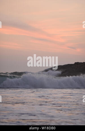 Wellen & Light House an Koval Strand, Kerala, Indien Stockfoto