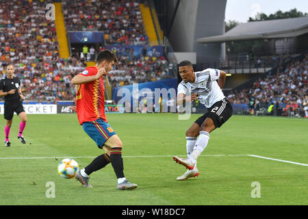 Udine, Italien. 30. Juni, 2019. Benjamin HENRICHS (GER), auf der Kugel, Aktion, Duellen, Spanien (ESP) - Deutschland (GER) 2-1, am 30.06.2019 Stadio Friuli Udine. Fußball U-21, FINALE UEFA-U21-Europameisterschaft in Italien / SanMarino vom 16.-30.06.2019. | Verwendung der weltweiten Kredit: dpa/Alamy leben Nachrichten Stockfoto