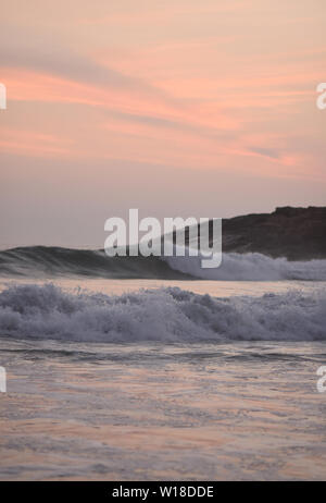 Wellen & Light House an Koval Strand, Kerala, Indien Stockfoto