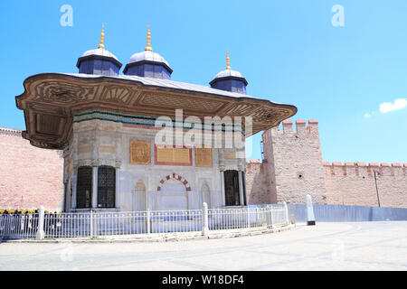 Springbrunnen von Ahmed III (wurde 1728 gebaut), Topkapi Palast Eingang, Sultanahmet, Istanbul, Türkei Stockfoto