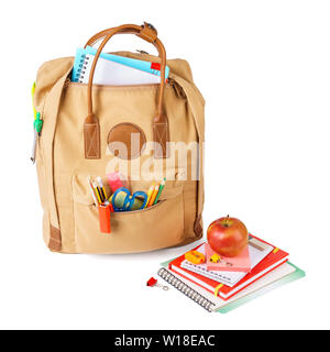 Braun Schule Rucksack mit verschiedenen bunten Schreibwaren und Zubehör. Auf weissem Hintergrund. Stockfoto