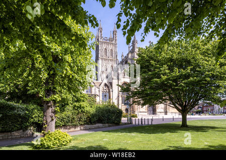 Die Kathedrale von Gloucester aus dem Westen mit seinen schön geschnitzt und verziert 15 C Turm und die Kathedrale Grün neu im Jahr 2018 angelegten, Gloucester UK Stockfoto