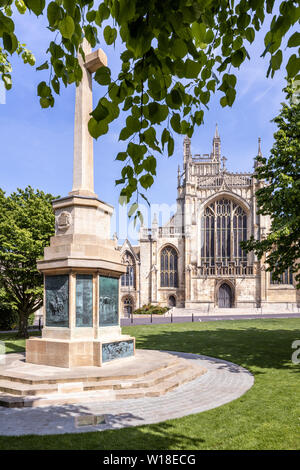 Die Kathedrale von Gloucester aus dem Westen mit dem Royal Gloucestershire Husaren Yeomanry Kriegerdenkmal, Gloucester UK Stockfoto