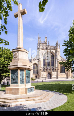 Die Kathedrale von Gloucester aus dem Westen mit dem Royal Gloucestershire Husaren Yeomanry Kriegerdenkmal, Gloucester UK Stockfoto