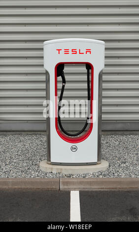 Tesla Electric Car Ladestation in Molde, Norwegen Stockfoto