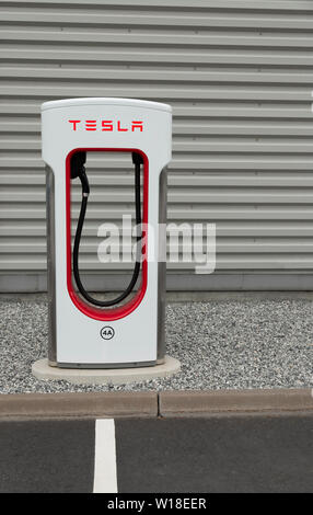 Tesla Electric Car Ladestation in Molde, Norwegen Stockfoto