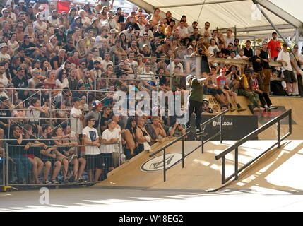 Prag. 1. Juli 2019. Goldmedaillenträger Angelo Caro von Peru konkurriert bei den Männern Streetskaten Match am mystischen Sk8Cup 2019 in Prag, Tschechien, 30. Juni, 30. Credit: Dana Kesnerova/Xinhua/Alamy leben Nachrichten Stockfoto