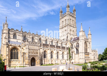 Die Kathedrale von Gloucester aus dem Süden mit seinen schön geschnitzt und verziert 15 C Turm und die Kathedrale Grün relandscaped in 2018, Gloucester UK Stockfoto