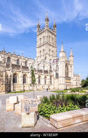 Die Kathedrale von Gloucester aus dem Süden mit seinen schön geschnitzt und verziert 15 C Turm und die Kathedrale Grün relandscaped in 2018, Gloucester UK Stockfoto