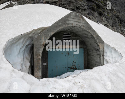 Ein Eingang in die Berge am Ende einer private Mautstraße durch Vengedalen, in der Nähe von Molde, Norwegen. Stockfoto