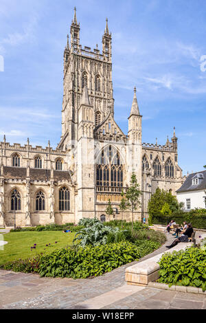 Die Kathedrale von Gloucester aus dem Süden mit seinen schön geschnitzt und verziert 15 C Turm und die Kathedrale Grün relandscaped in 2018, Gloucester UK Stockfoto