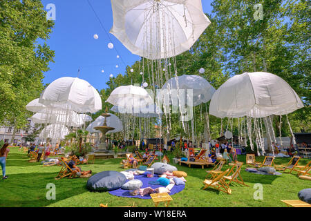 Zagreb, Kroatien, 1. Juli 2019. Lumen Station Installation im Park. Outdoor lesen Pads in Green City Park, unter Squid wie das Hängen Regenschirme Stockfoto