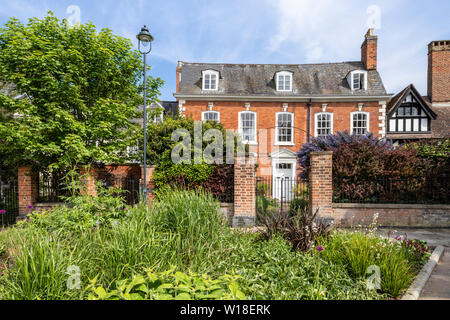 Das georgianische Anwesen in College Green, gegenüber der Kathedrale Grün neu im Jahr 2018 angelegten, Gloucester UK Stockfoto