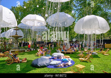 Zagreb, Kroatien, 1. Juli 2019. Lumen Station Installation im Park. Outdoor lesen Pads in Green City Park, unter Squid wie das Hängen Regenschirme Stockfoto